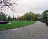 840836 Gezicht op het Park Lepelenburg te Utrecht, in herfstsfeer, met links de muziektent.